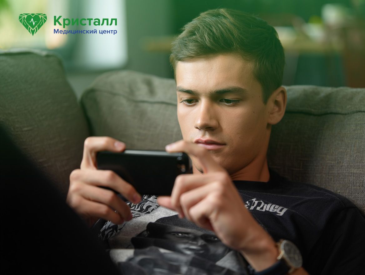 Мужчина с интересом смотрит в смартфон