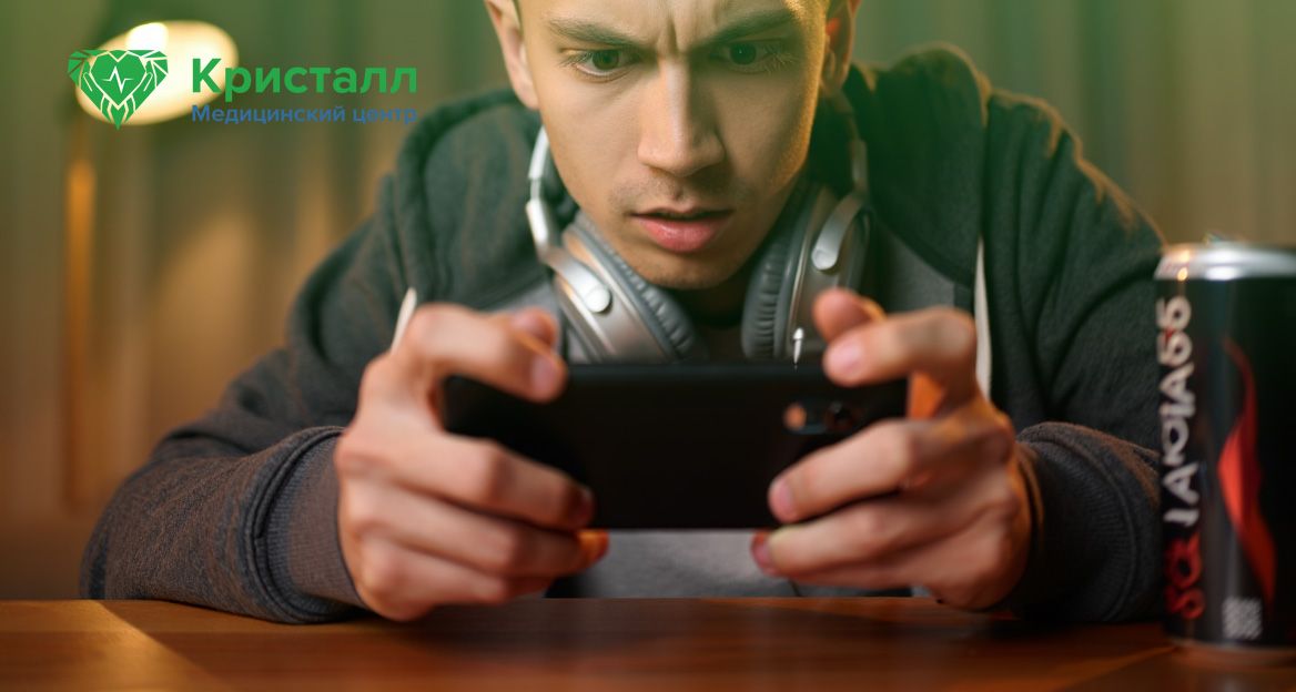 Подросток с азартом играет в смартфон