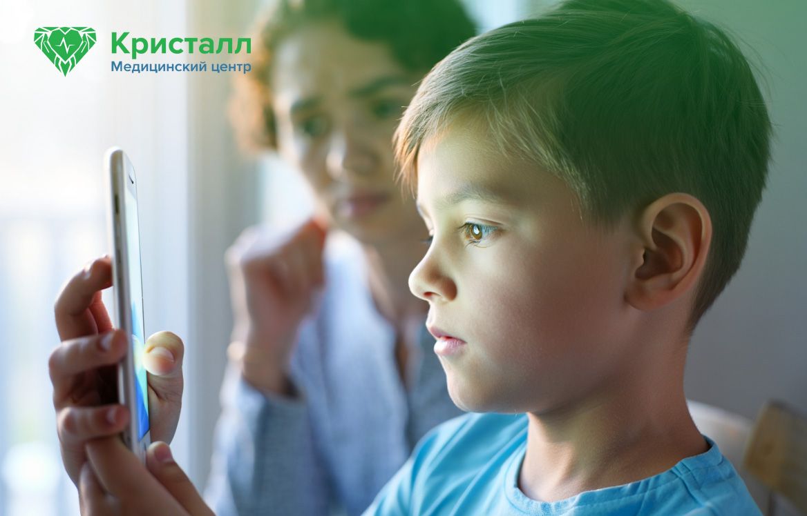 Ребенок, смотрящий в смартфон, и его опекун