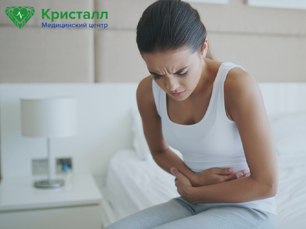 У девушки болит живот