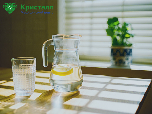 Кувшин воды и стакан