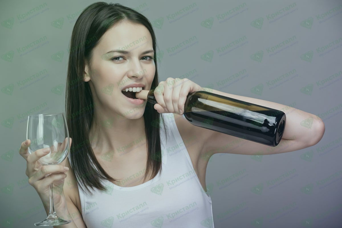 Трезвая девушка с бутылкой вина