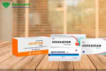 Упаковки таблеток на столе
