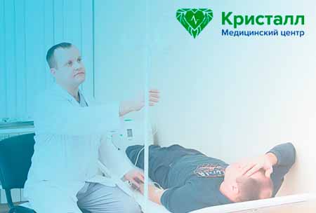 Врач проводит лечение солевой наркомании