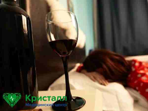 Женщина лежит с температурой