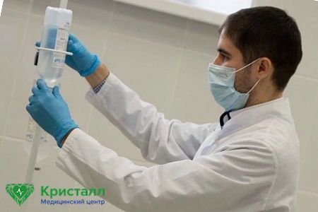 Врач ставит капельницу
