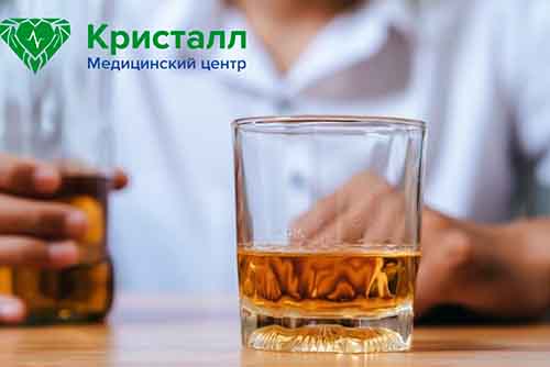 Мужчина с бокалом и бутылкой алкоголя